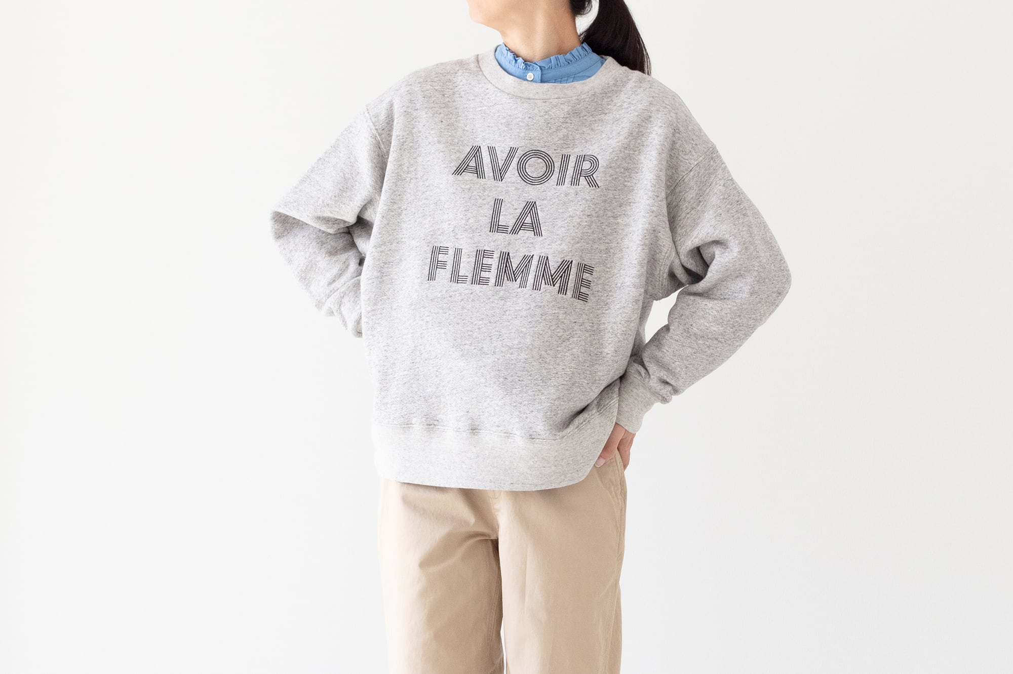 裏微起毛 - クルーネックプリントスウェット  AVOIR LA FLEMME
