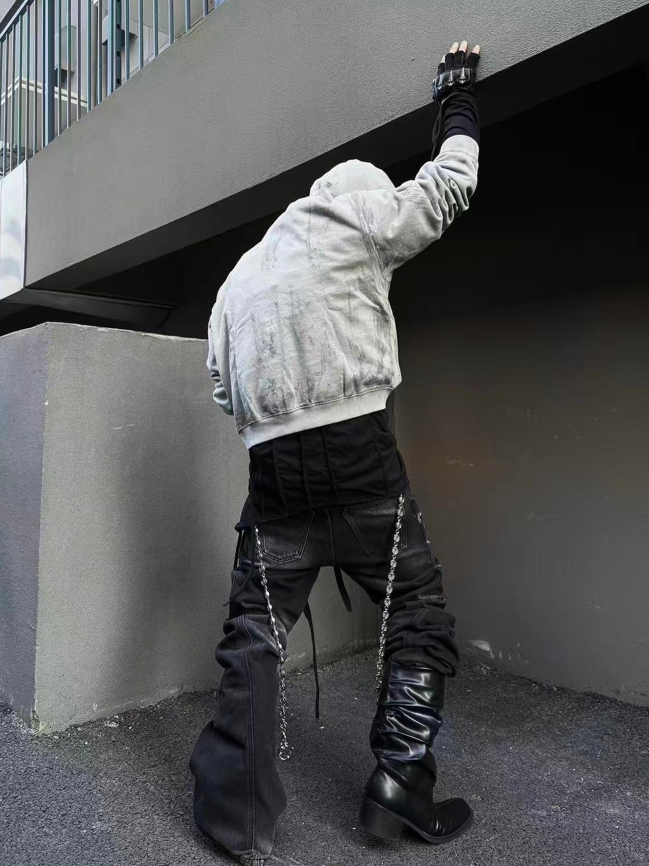 【TH4SWE】Cracked Whisker Washed Flared Jeans