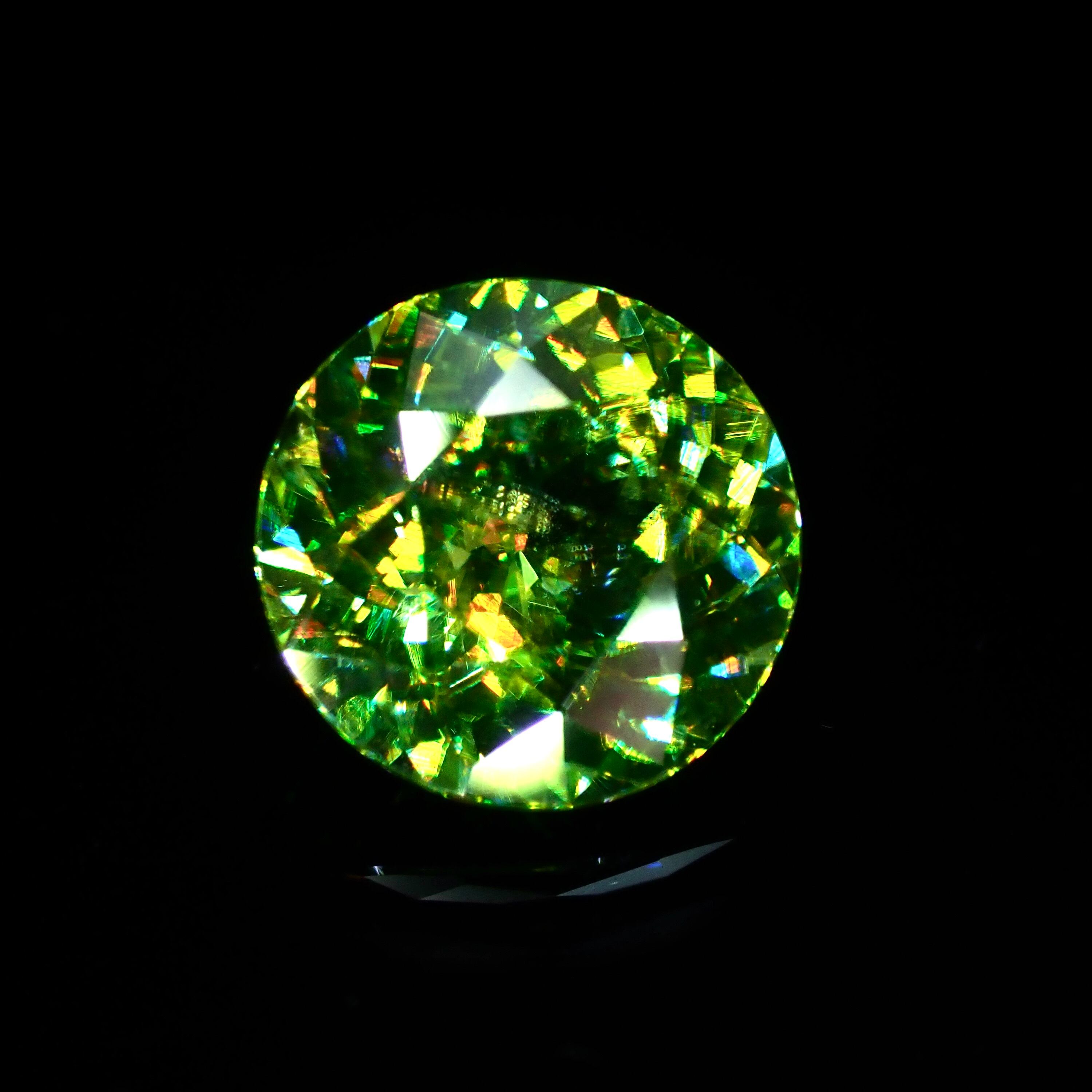 【original cut】贅沢なファイアの煌めき 0.96ct 天然 スフェーン