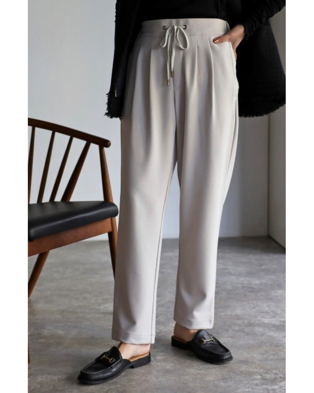 ドロストタックテーパードパンツ