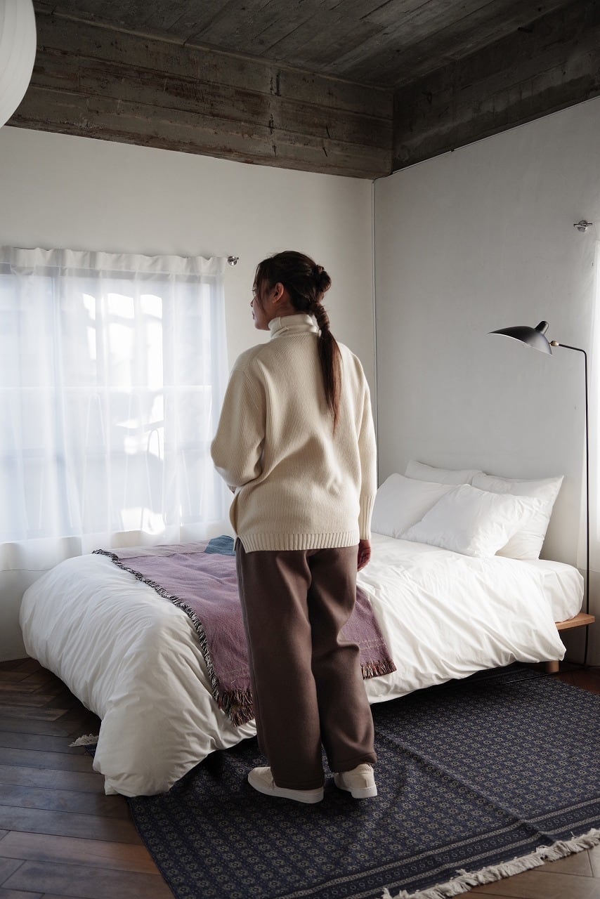 Hand Framed V-Neck C/D