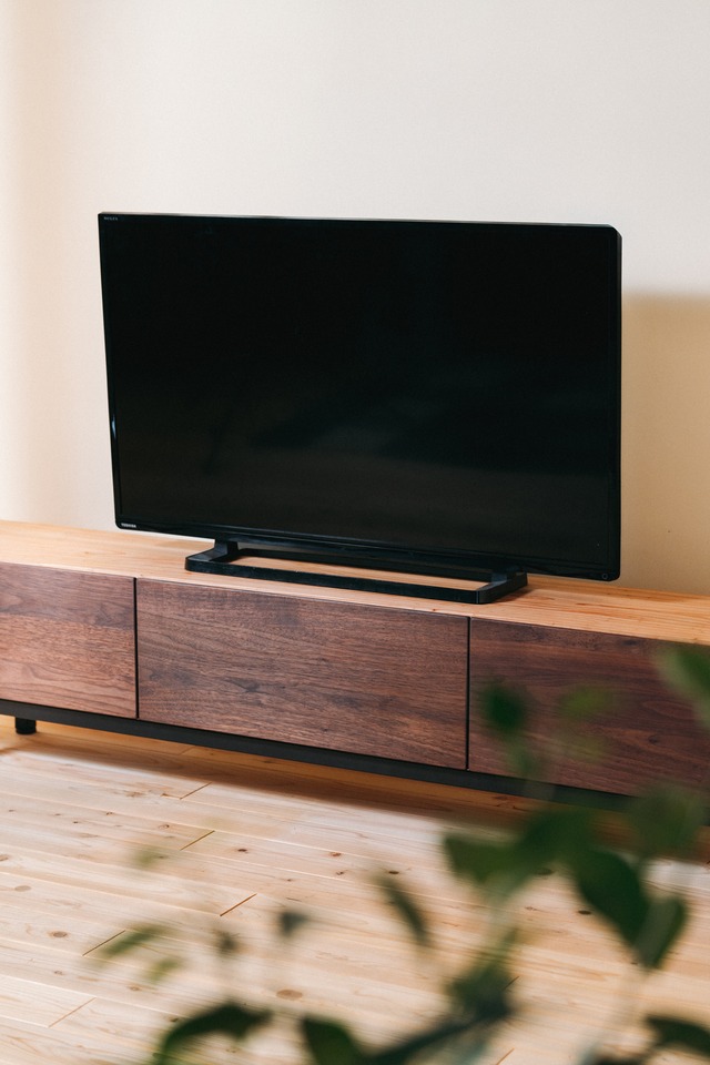 無垢材×スチール脚 テレビボード｜収納付き［幅180cm］