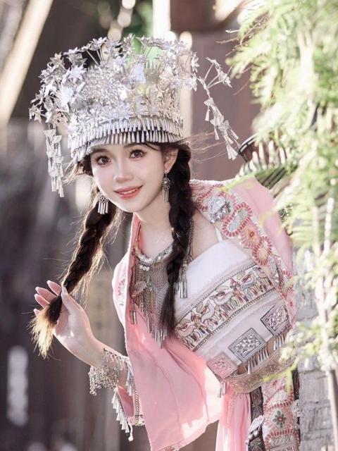 ピンクの民族衣装、少数民族ミャオ族の少女の服、ミャオ族の舞台衣装