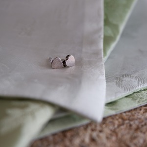 小さなハートモチーフのピアス (zon-13)