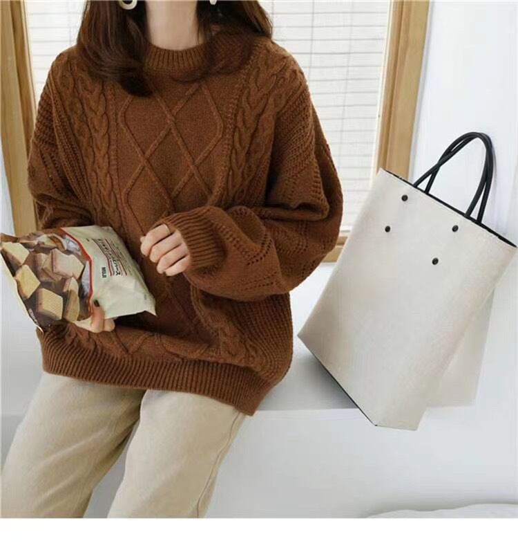 ラウンドネックケーブル編みニット