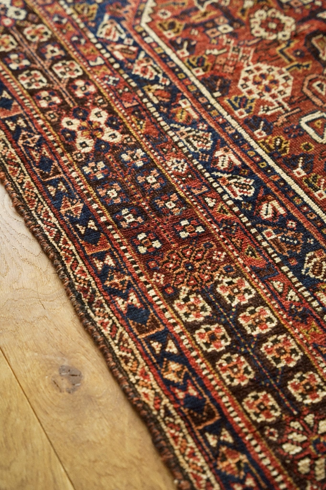 2146-Semi Antique Khamse rug | 手織りのヴィンテージラグ専門店