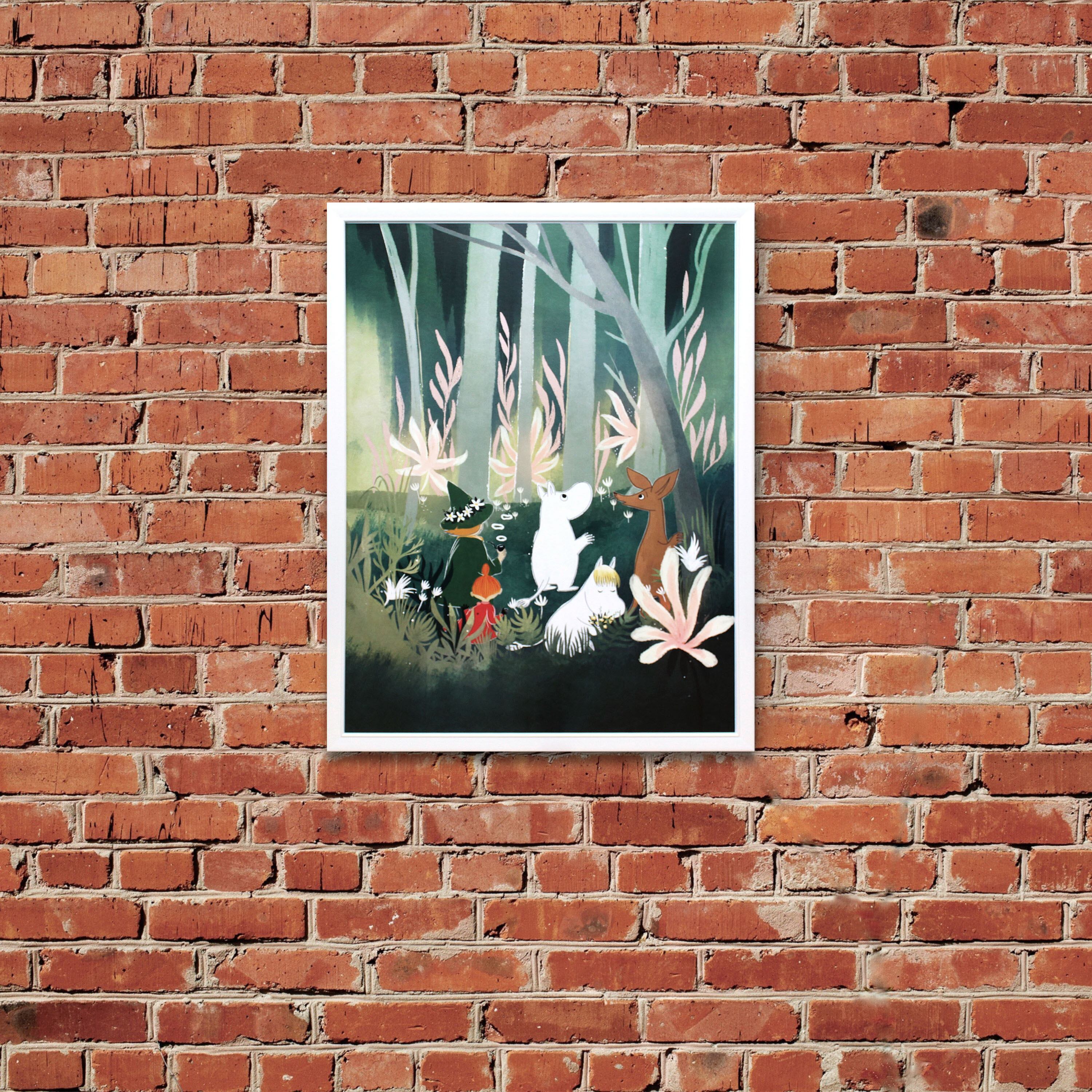 ムーミン 北欧 Karto「森の中のムーミンと仲間達」送料無料 フレーム 展示用フック付アートポスター 絵画 インテリア アート