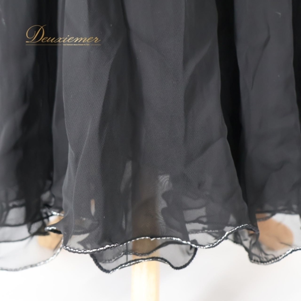 ベリーダンス オリエンタル 衣装 上下セット ブラック系 ベラ Bella トップス スカート アーム飾り 腕飾り 黒 ベロア ラインストーン ビーズ フリンジ ダンス衣装 豪華 装飾 シック かっこいい セクシー 透け感 イベント ステージ シルバー系