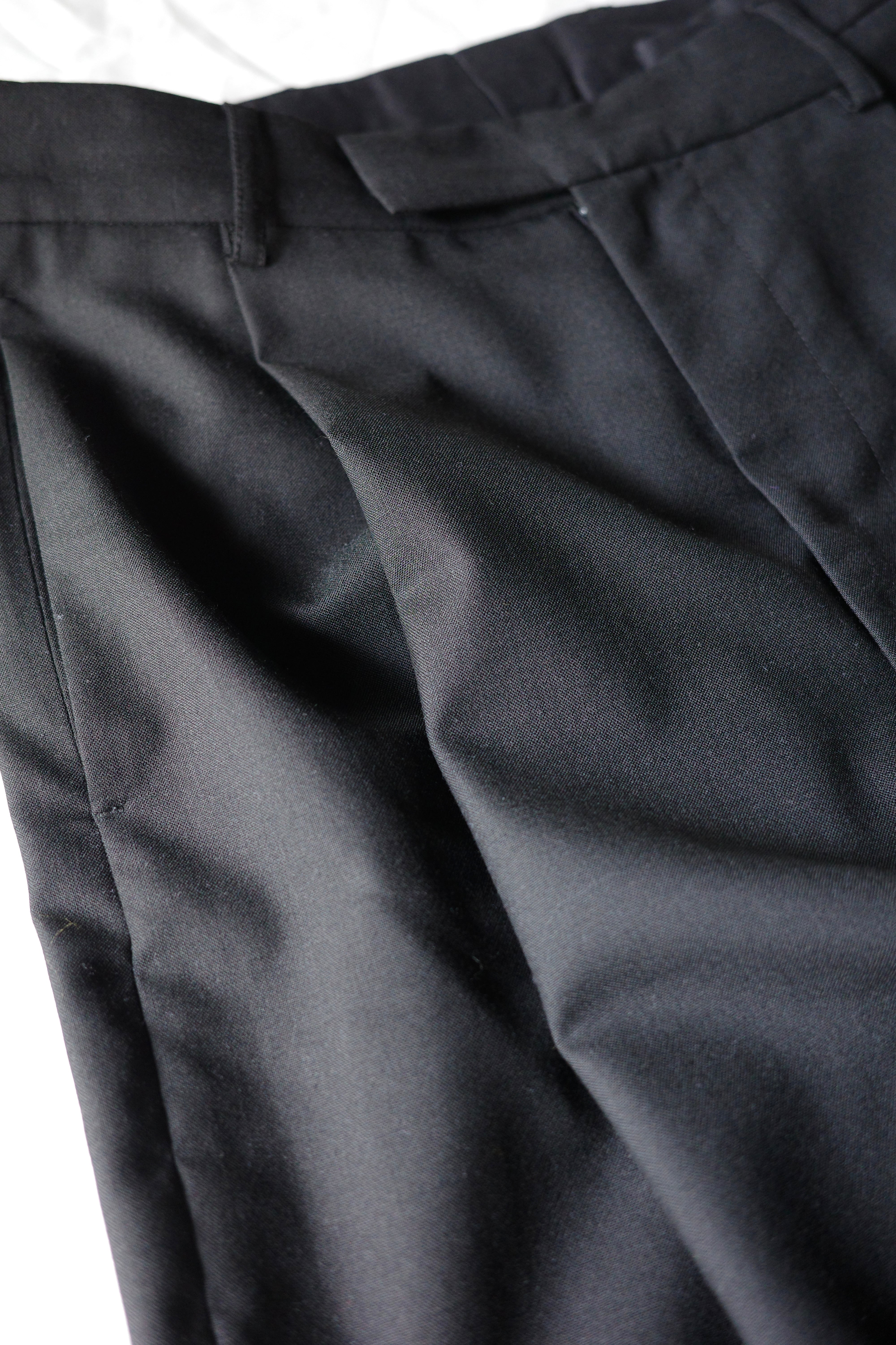 MARINA YEE【WIDE-LEGGED PLEATED TROUSERS -Black-】 | lloomm