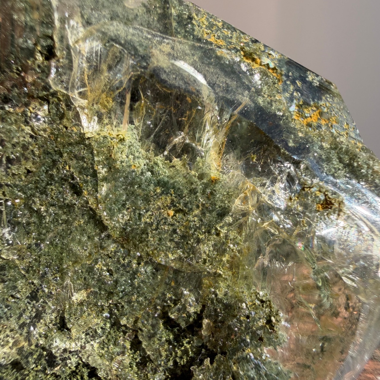 マニハール水晶  251206 原石 ヒマラヤ産 クローライト（緑泥）付き 高透明度 レインボー入り