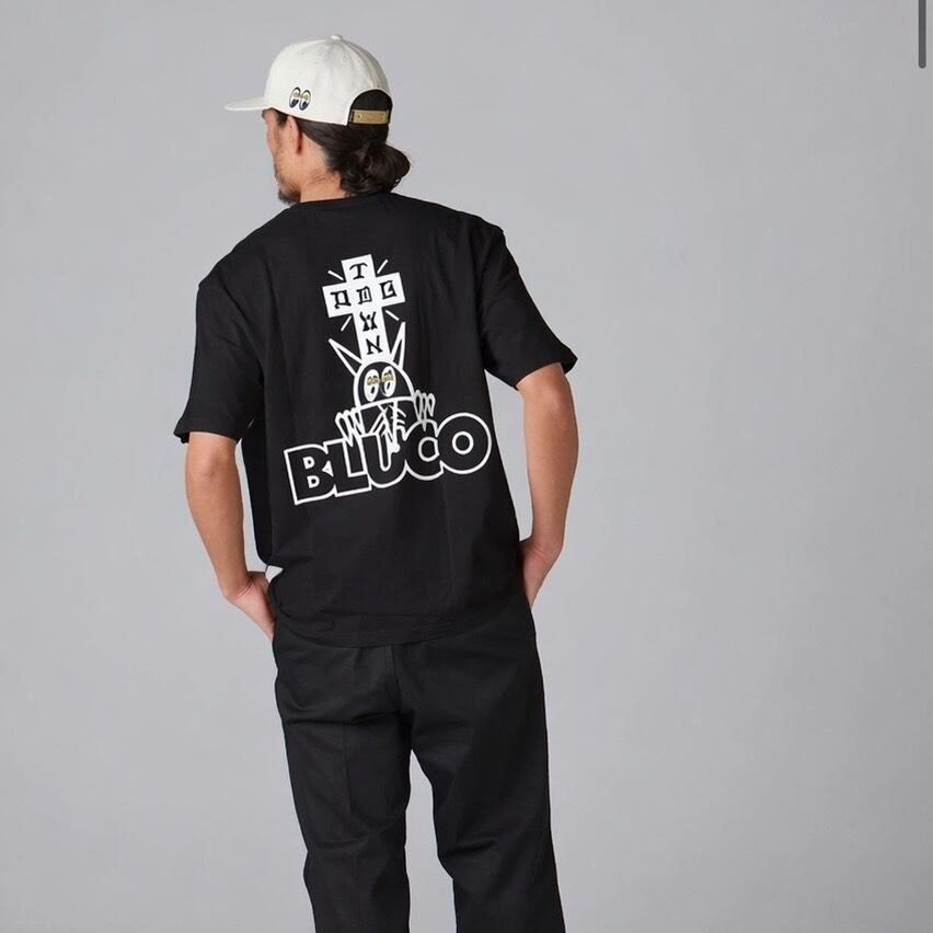 ブルコ(MOONEYES X DOGTOWN X BLUCO) (BLK)F MOONEYES x DOGTOWN x BLUCO) ポケットTシャツ - Logo