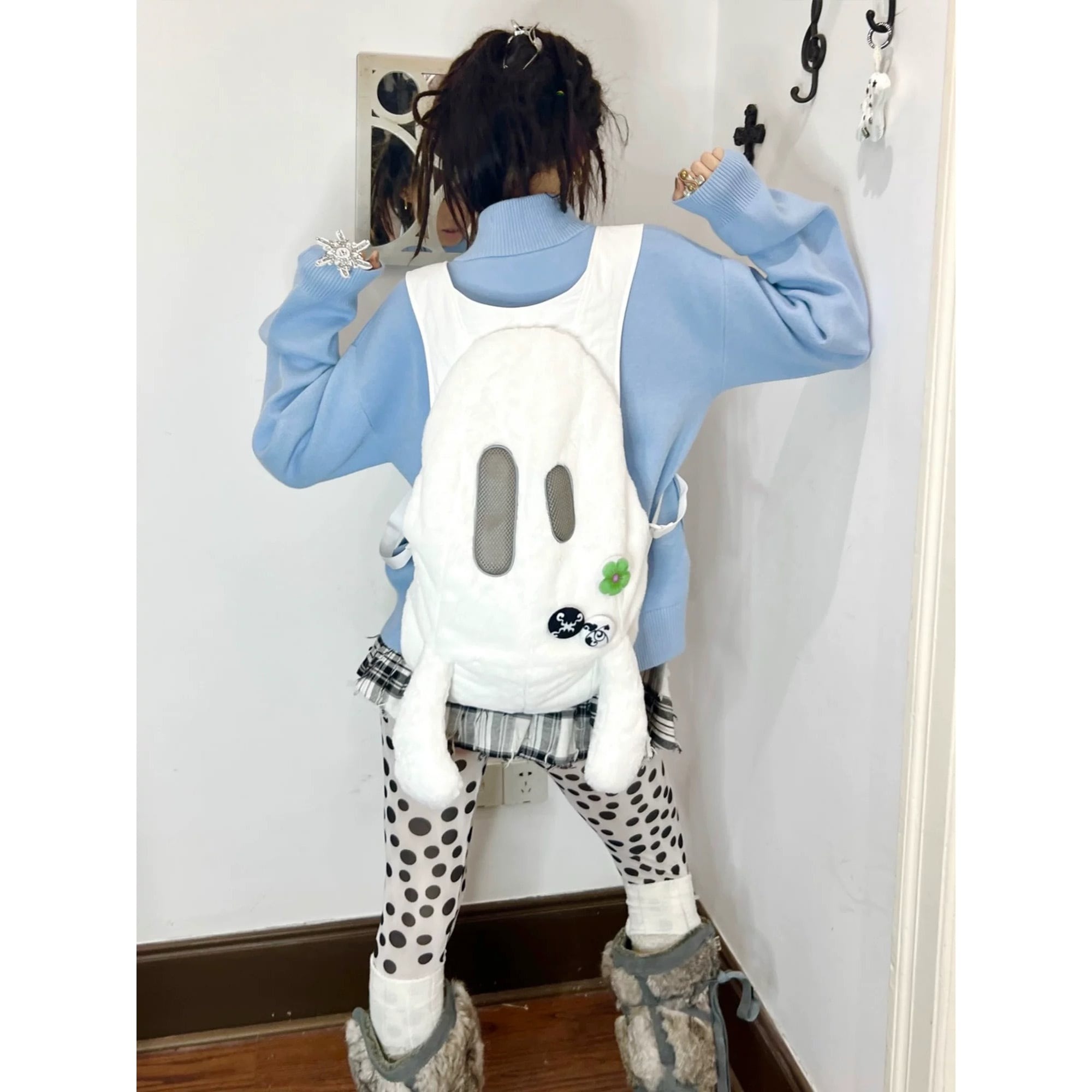 nit alcove] Cotton-filled black and white dual-shoulder backpack