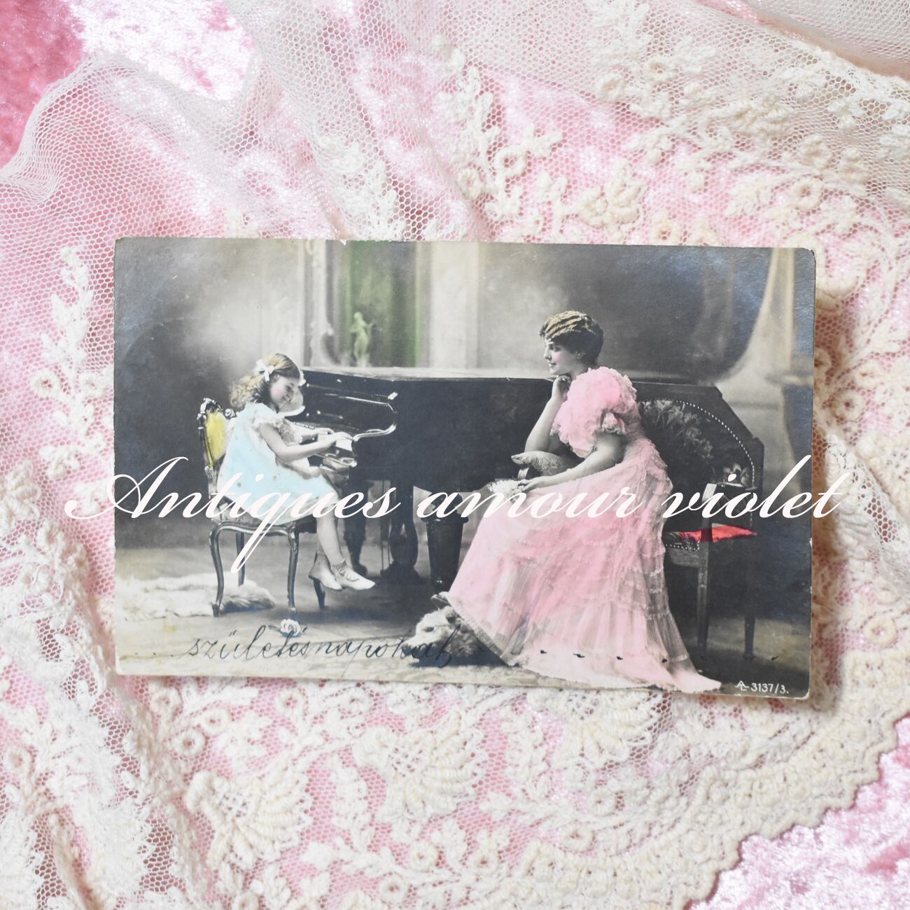 Antique postcard お人形を寝かしつける可愛い少女 1906年 H.Manuel