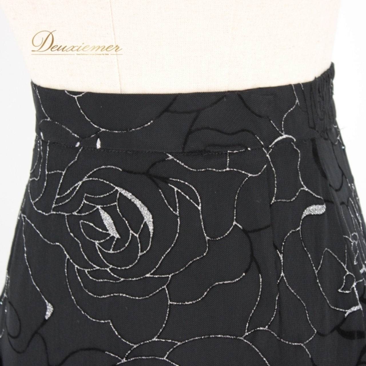 社交ダンス 衣装 スタンダード スカート レッスンウェア オールシーズン Fantasy ファンタジー 黒 ブラック系 花柄 練習着 上品 キラキラ フレア スカート 演出用 発表会 トレーニング おしゃれ おすすめ 通販 お手入れ 簡単 伸縮性 大人 レディース ポリエステル ナイロン ダンス衣装 練習用 ステージ衣装 上品ブラック モダンダンス フェミニン シック マット ブラック トップスとコーデ お揃い お出かけ