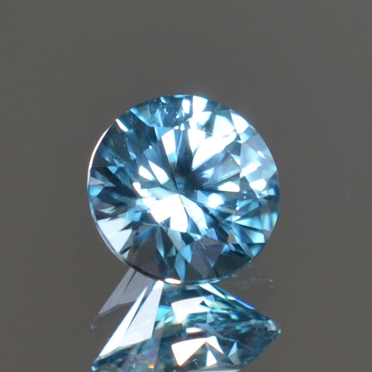 ダイヤモンドカット ブルージルコン 5mm