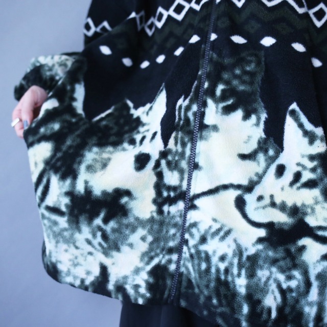 "狼" art graphic pattern over silhouette fleece jacket