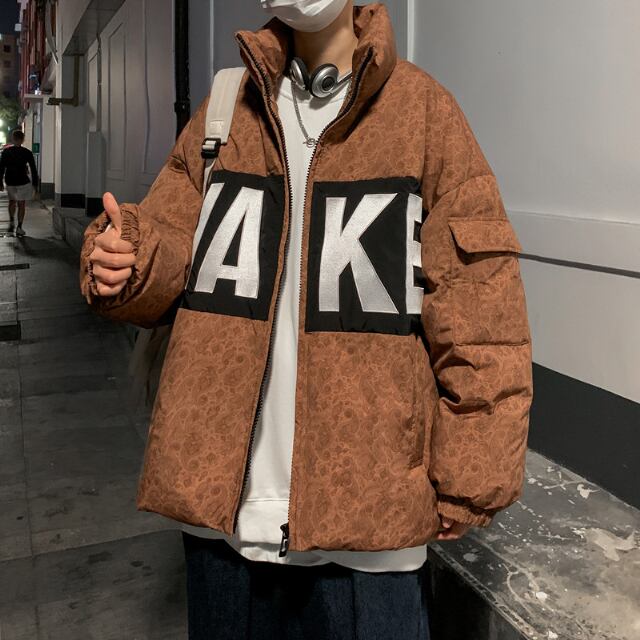 【予約販売】ダウン ブルゾン メンズ スタンドカラー アウター 胸ロゴ ヒップホップ ダンス B系 ブラック ブラウン ショート丈 防寒 お洒落 こなれ感 秋冬 大きいサイズ M/L/XL/2XL