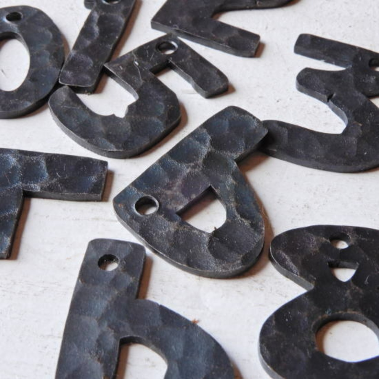 TOPANGA Zakka India Hammered Iron Number Plate S 3cm Black 　インド　ハンマーアイアンナンバープレート　小　ブラック　看板　サインプレート　鉄　住所　店舗　槌目
