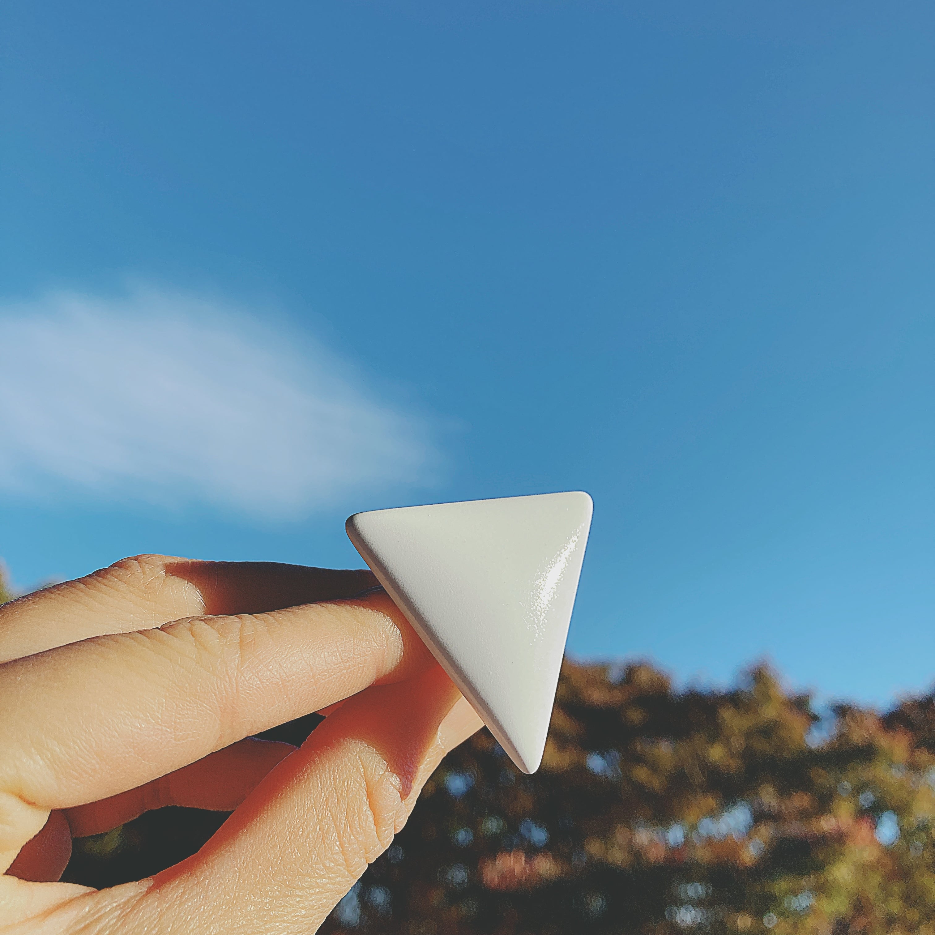 Vintage white plastic triangle earrings ヴィンテージ ホワイト