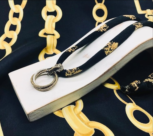 アンティークゴールドハンドベイルネックレス