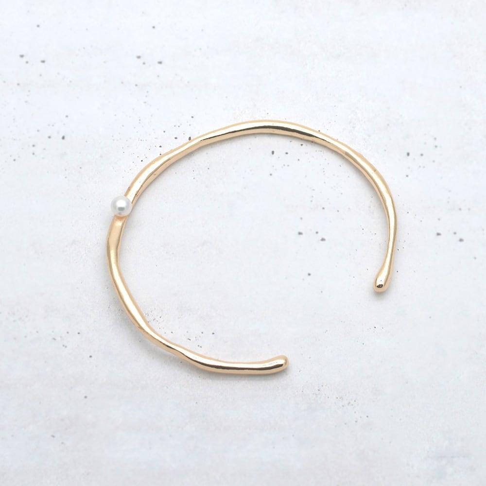 ゆらぎライン 真鍮製バングル 淡水パール ラウンド 上質 / br-025