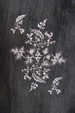 【ブラック】白樺の枝とコマドリの刺繍を施した、リネンウールマキシワンピース
