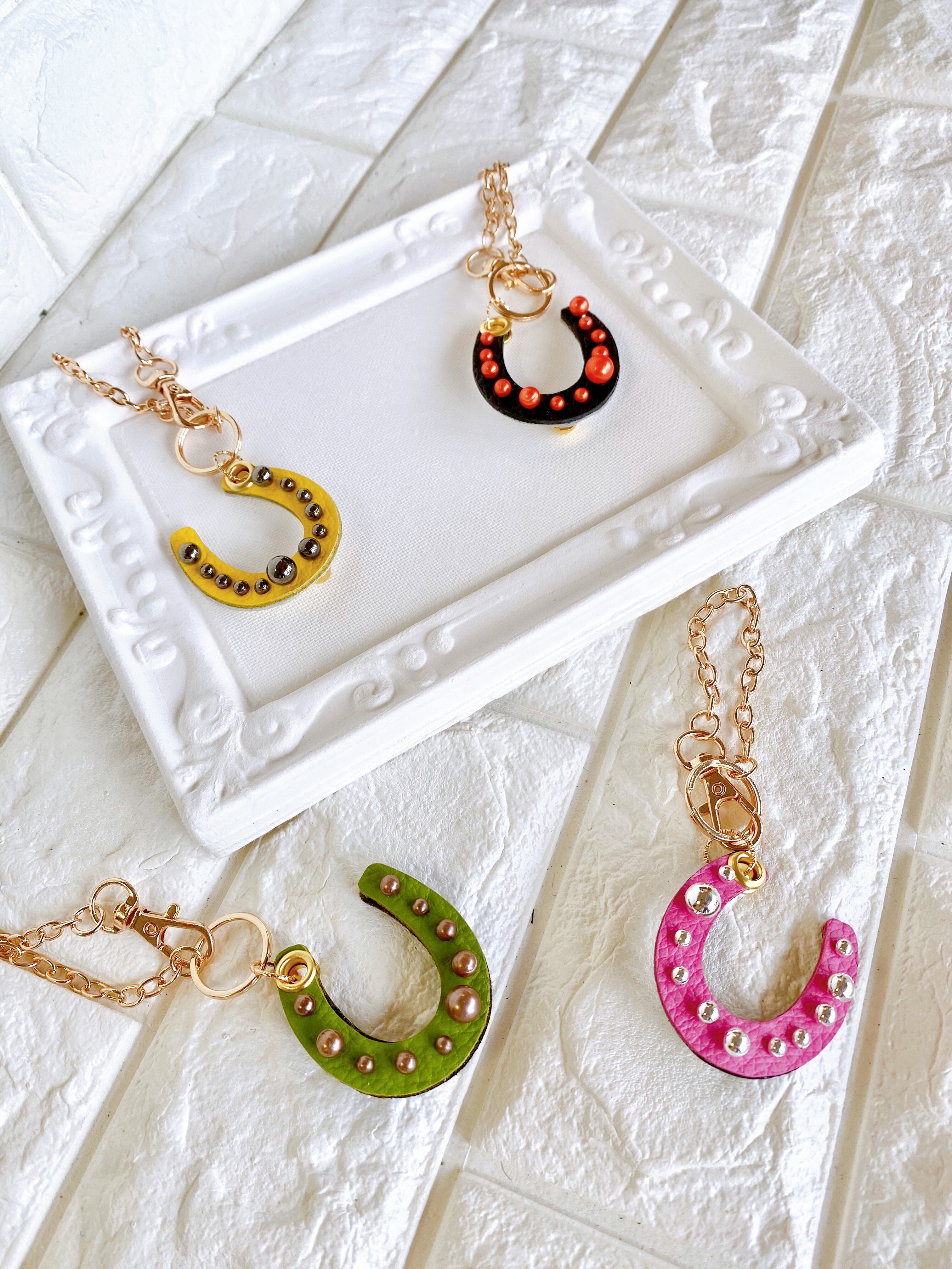 立体パールのホースシューバッグチャーム