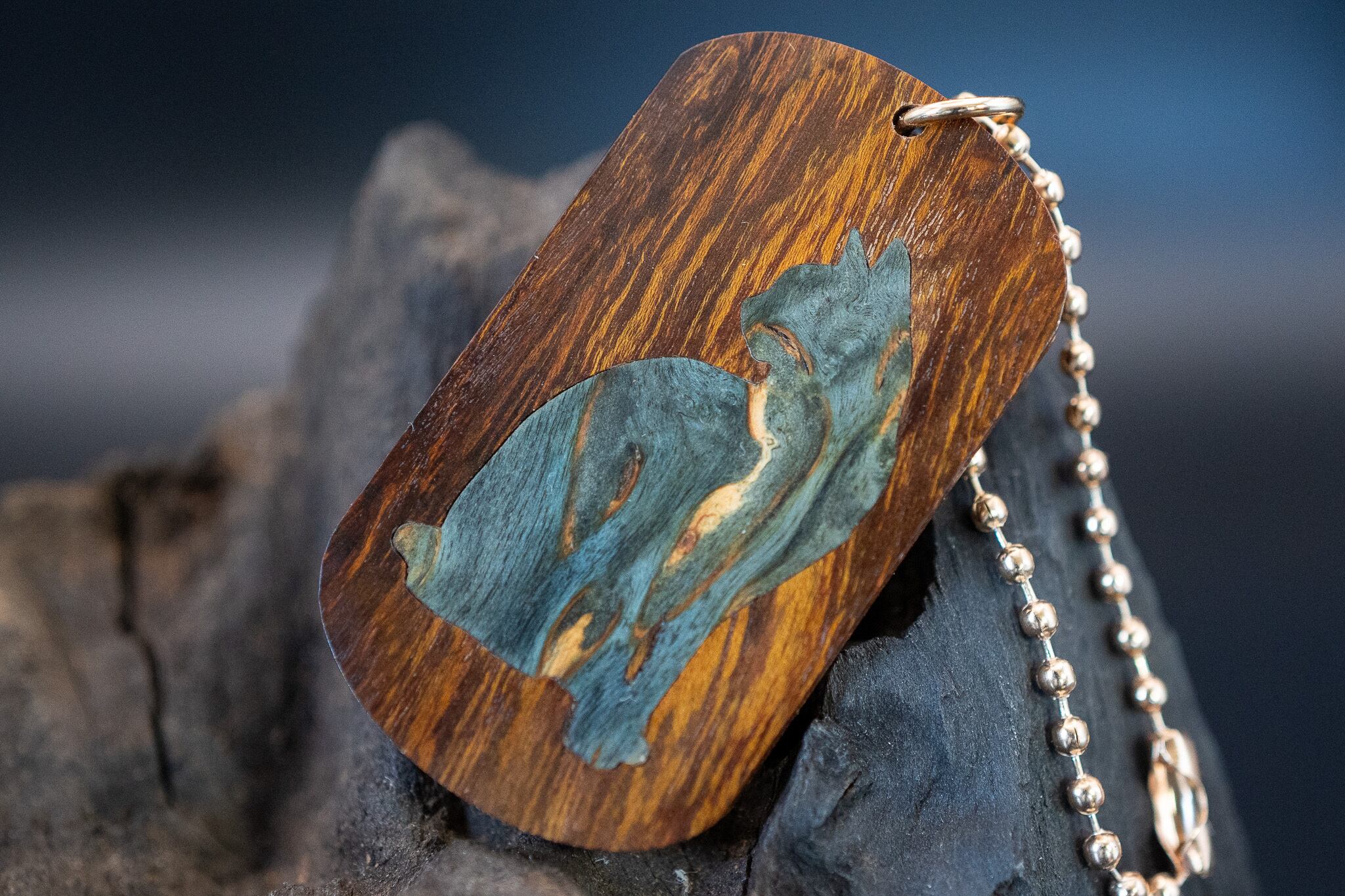 【砂漠の宝石】 デザートアイアンウッド ドッグタグ 象嵌 優雅に座る猫