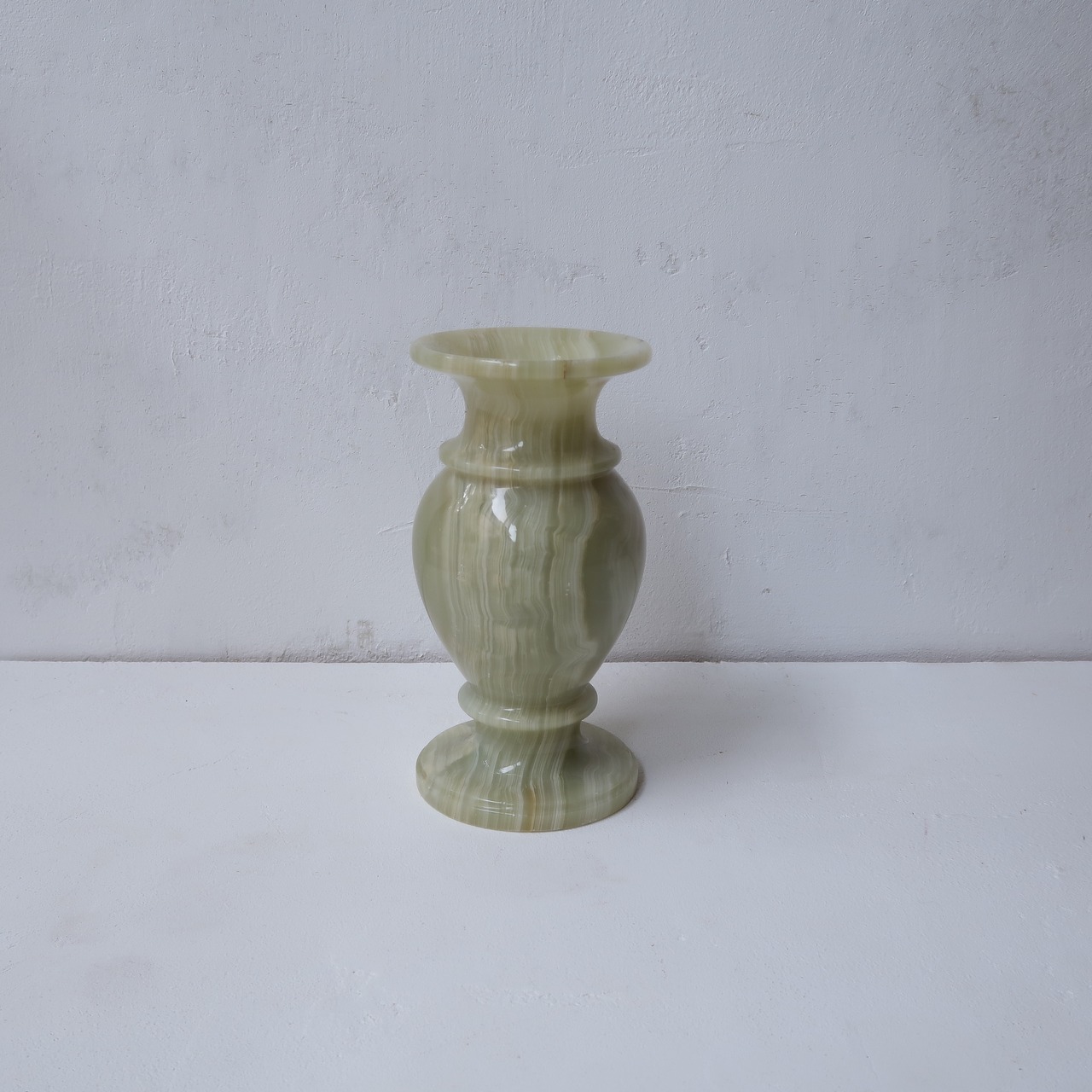 グリーンの石の花瓶