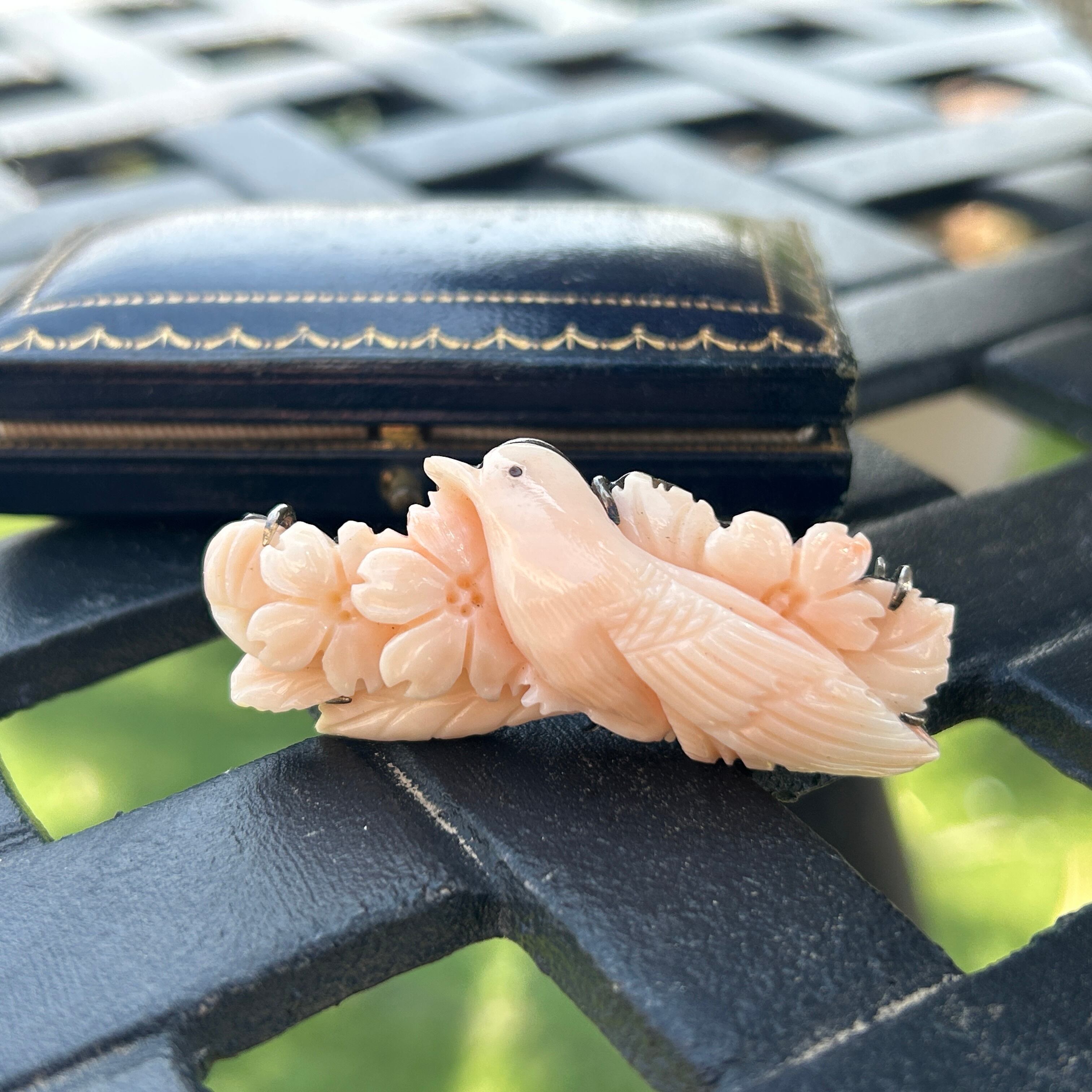 Vintage  薄桃サンゴカービング　桜にヒヨドリのブローチ