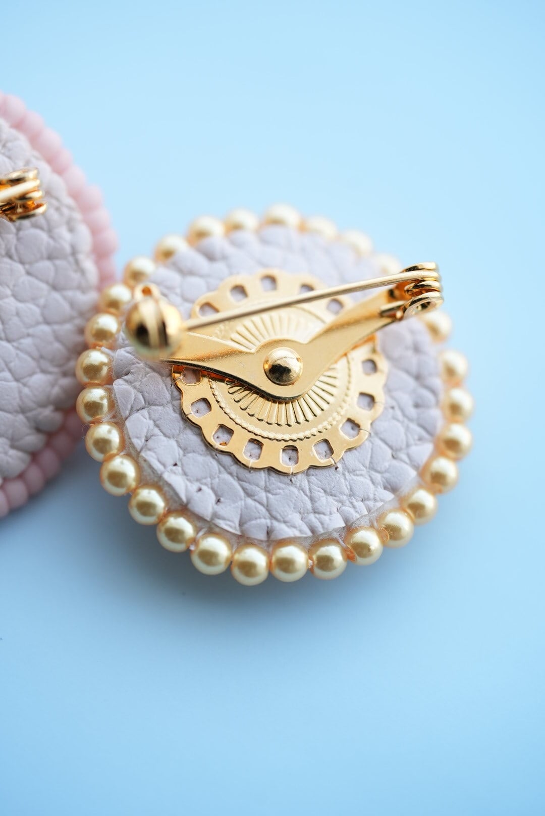 ビーズ刺繍ブローチ7点 変形クロスのブローチ 7 ビーズ刺繍 一点もの