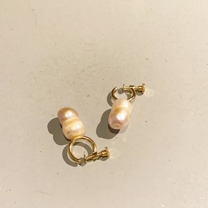 nube pearl earring