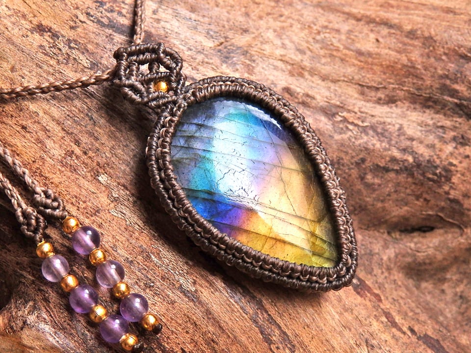 マルチカラー(レインボー) ラブラドライト マクラメペンダント | A