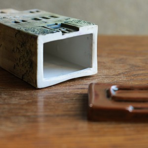 趣き深い、古い建物のお香立て