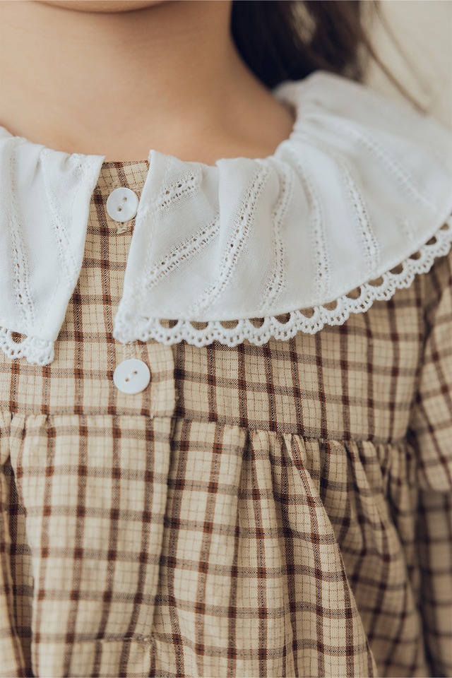 レースラッフル襟ワンピース〈Beige check〉