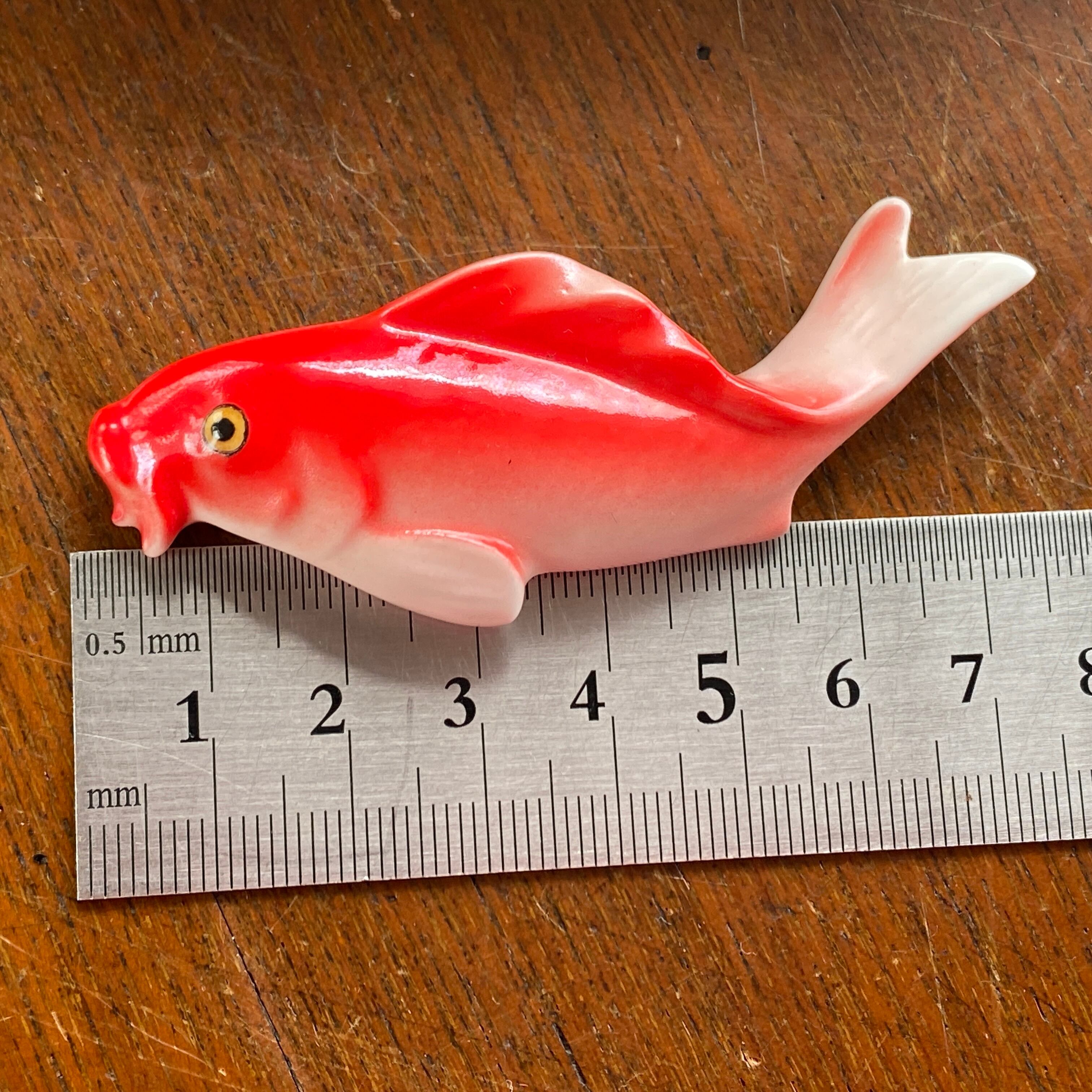 アンティーク　日本陶器　ボーンチャイナ緋鯉の帯留め