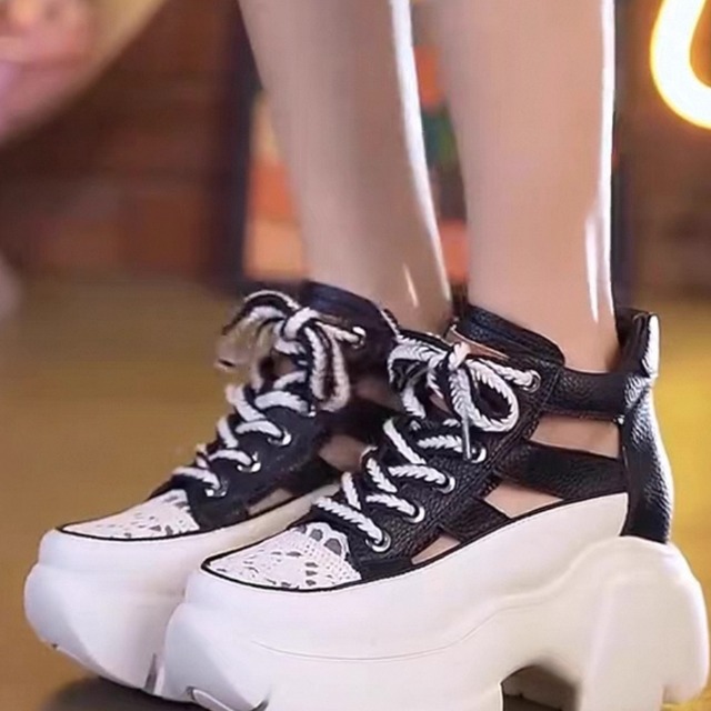 【送料無料】 サンダル 4色 スニーカー風 靴 シューズ ゴツゴツ 厚底 タンクソール 編み上げ レースアップ 靴ひも リボン レース 異素材切り替え ドッキング 透け感 PU レザー 通気性 可愛い 大人可愛い きれいめ シンプル カジュアル コンサバ 華やか 大人 上品 おしゃれ 主役級 こなれ感 高見え 高級感 フェミニン 無地 夏 レディース 女性用 ママ 20代 30代 40代 デート お出かけ 女子会 お呼ばれ 休日 お茶会 授業参観 垢抜け ホワイト ブラック レッド イエロー 大人カラー