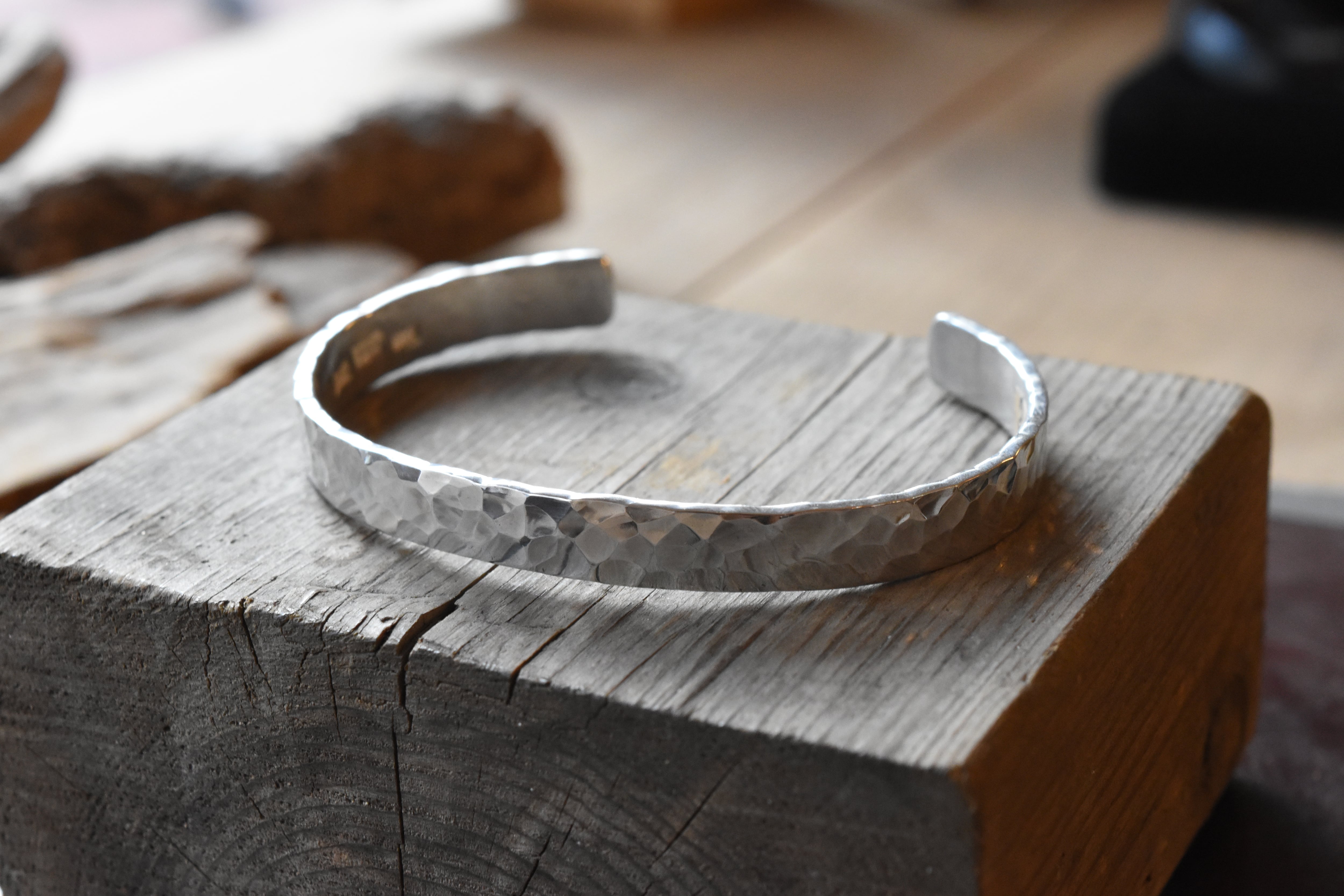 FARWEST ファーウェスト　日本製　K18 平打バングル　シルバー925 7mm】叩きバングル | FARWEST silver smith
