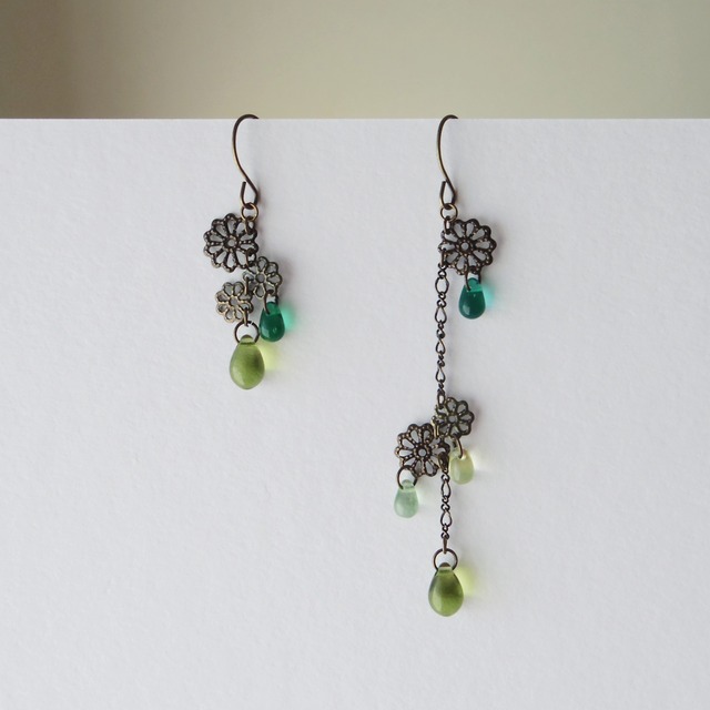 チェコガラスビーズピアス「ひらり、つや」 | 軽量快適アシンメトリーデザイン