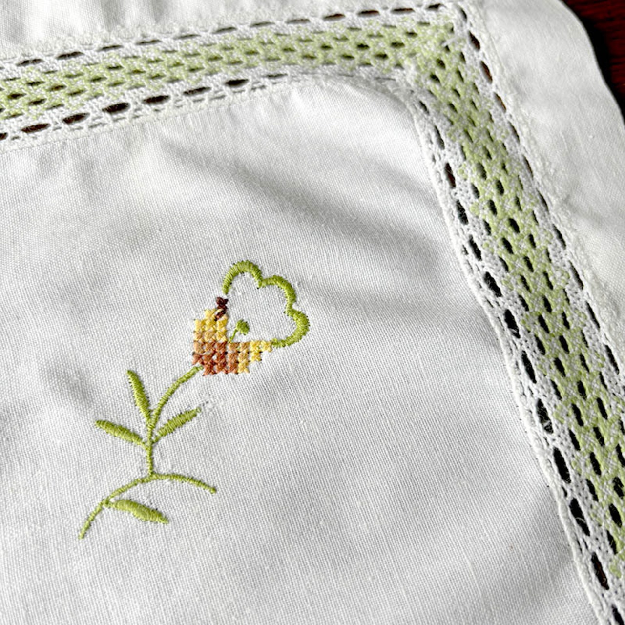 テーブルマット　花刺繍　若草色刺繍　スクウェアマット　フランスリネン　 12cldi33-2