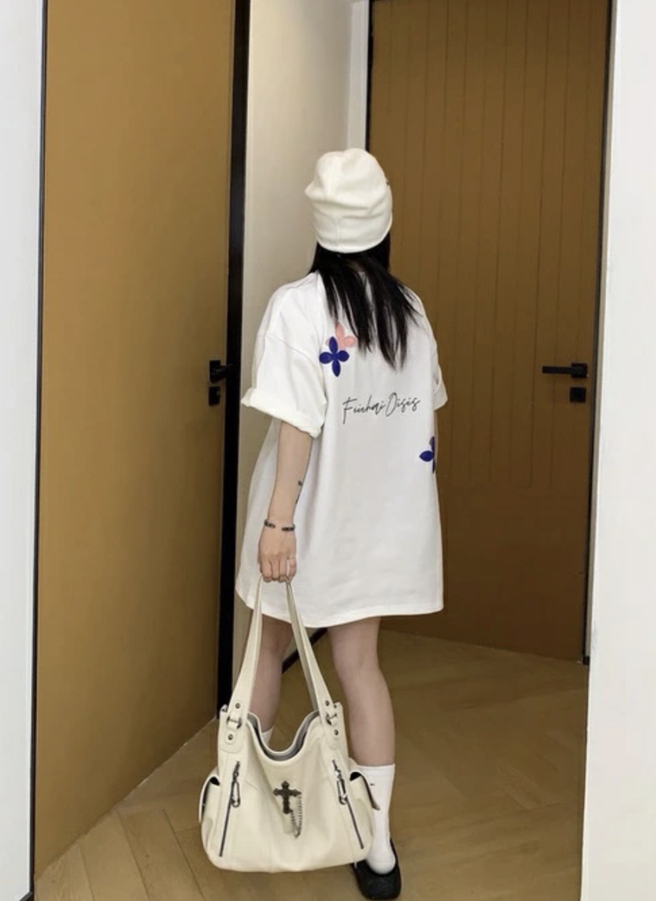 OISIS032 レザーフラワーパッチロゴTシャツ