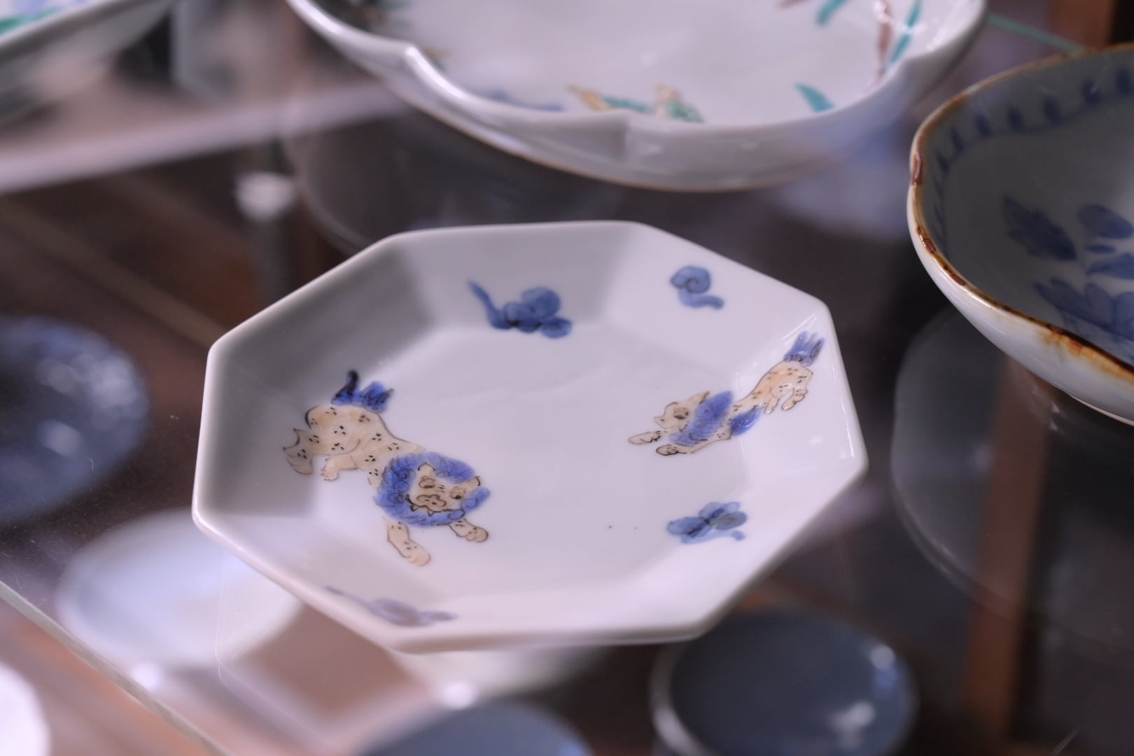 清水なお子 色絵雲に狛犬八角皿 | 鎌倉倶楽部 茶寮