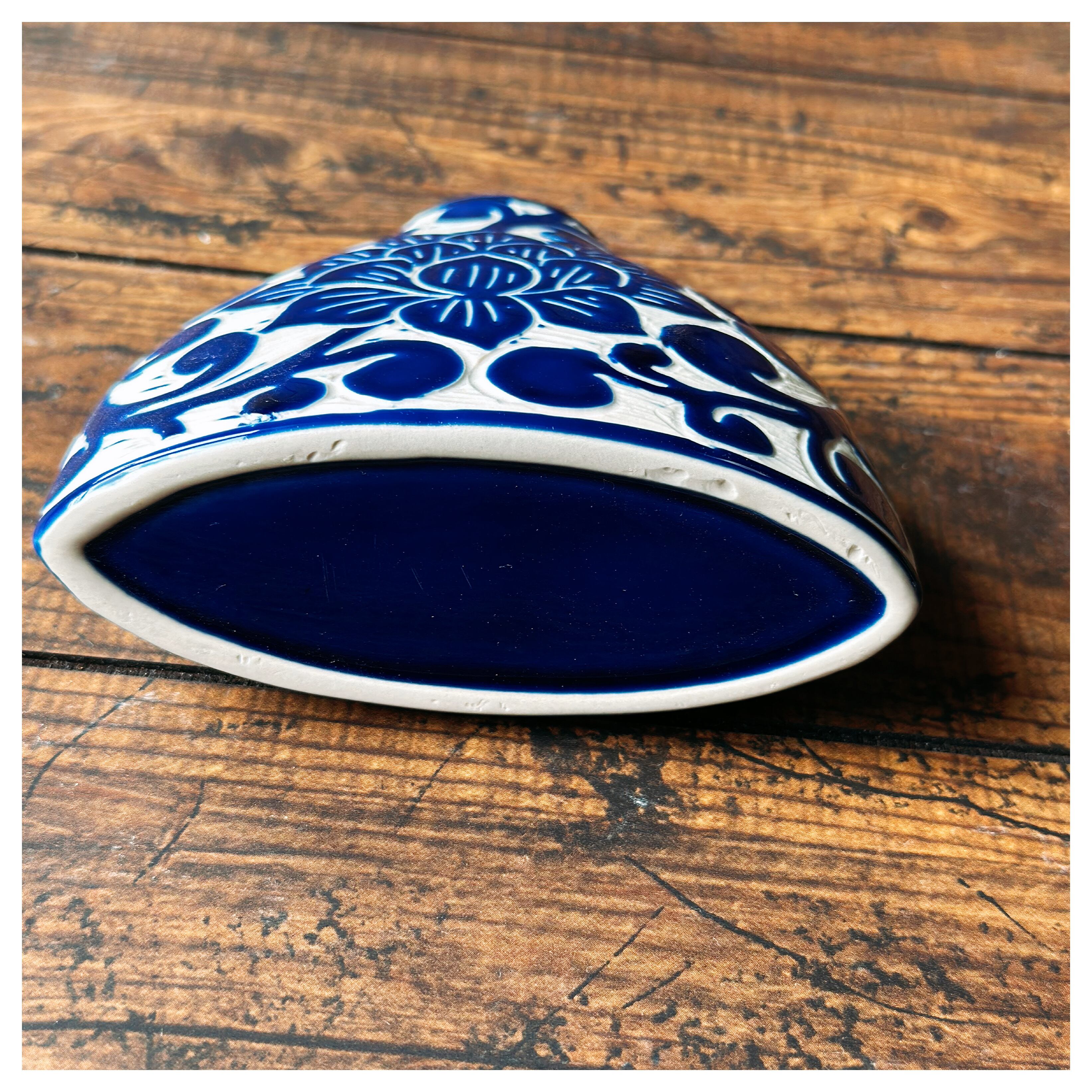 ベトナムのバッチャン焼き 蓮の彫刻 平らな花瓶 | Kc-Labo's shop