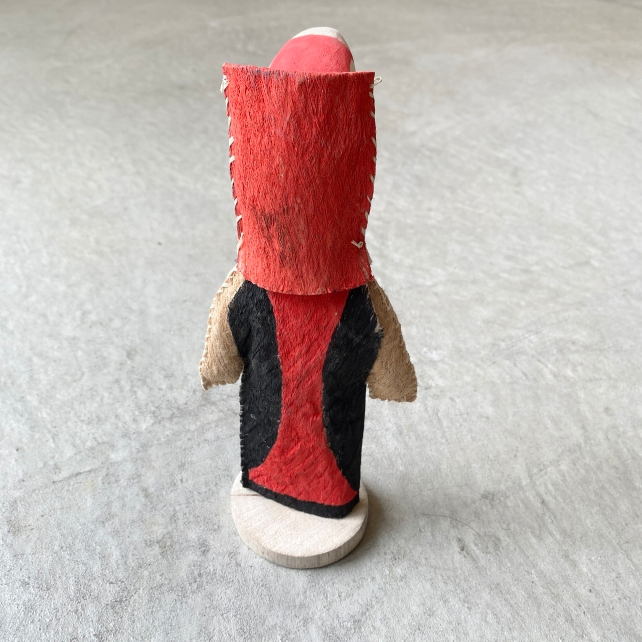 フォークアート 仮面の人形 インコ 赤