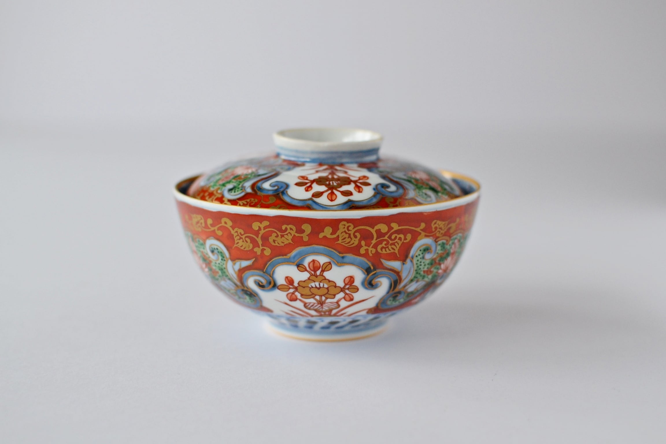 有田焼 福泉窯 染錦間取草花富貴長春蓋物 / 赤絵