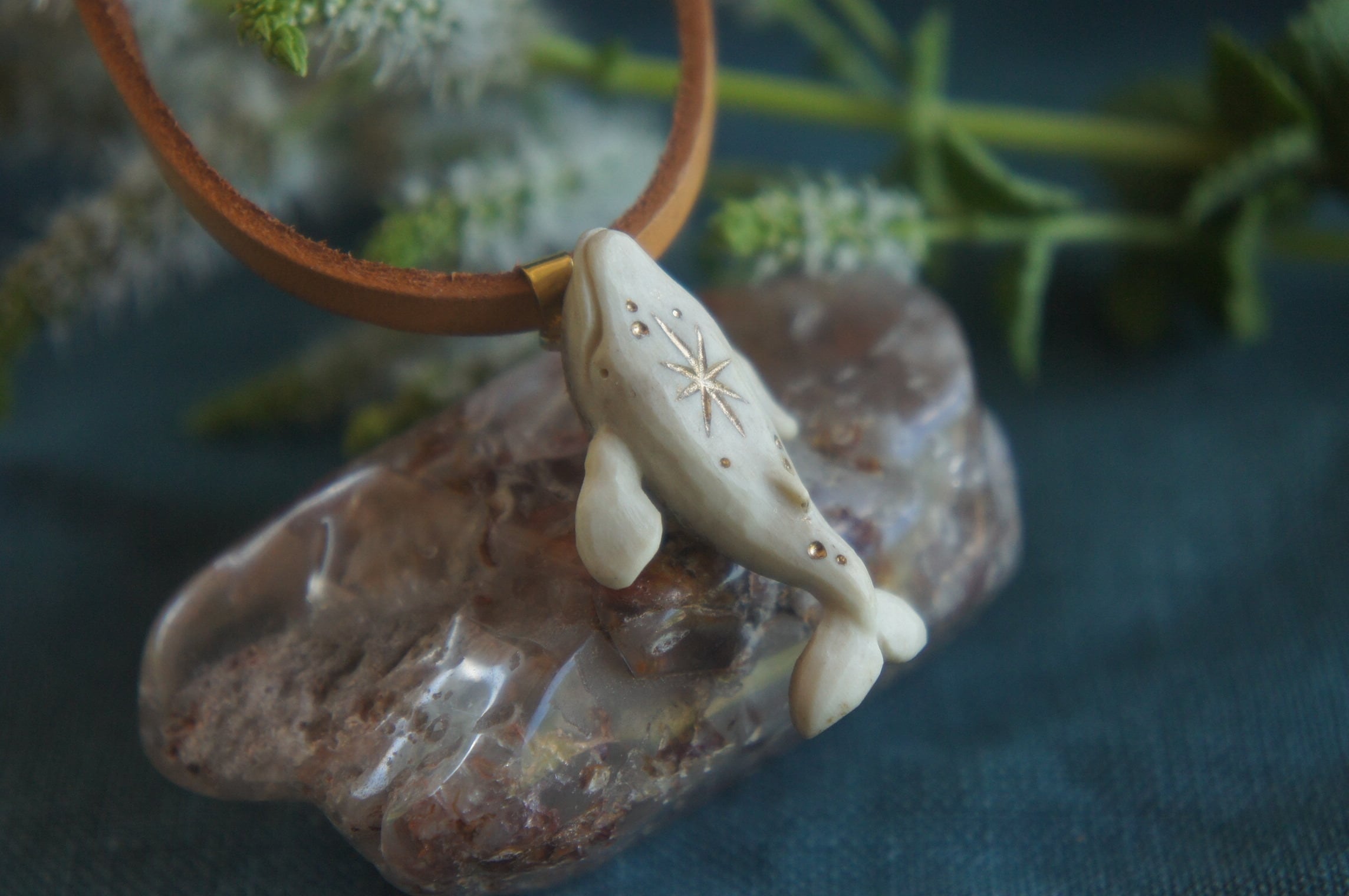 鹿角彫刻「星と座頭鯨」ネックレス【A】