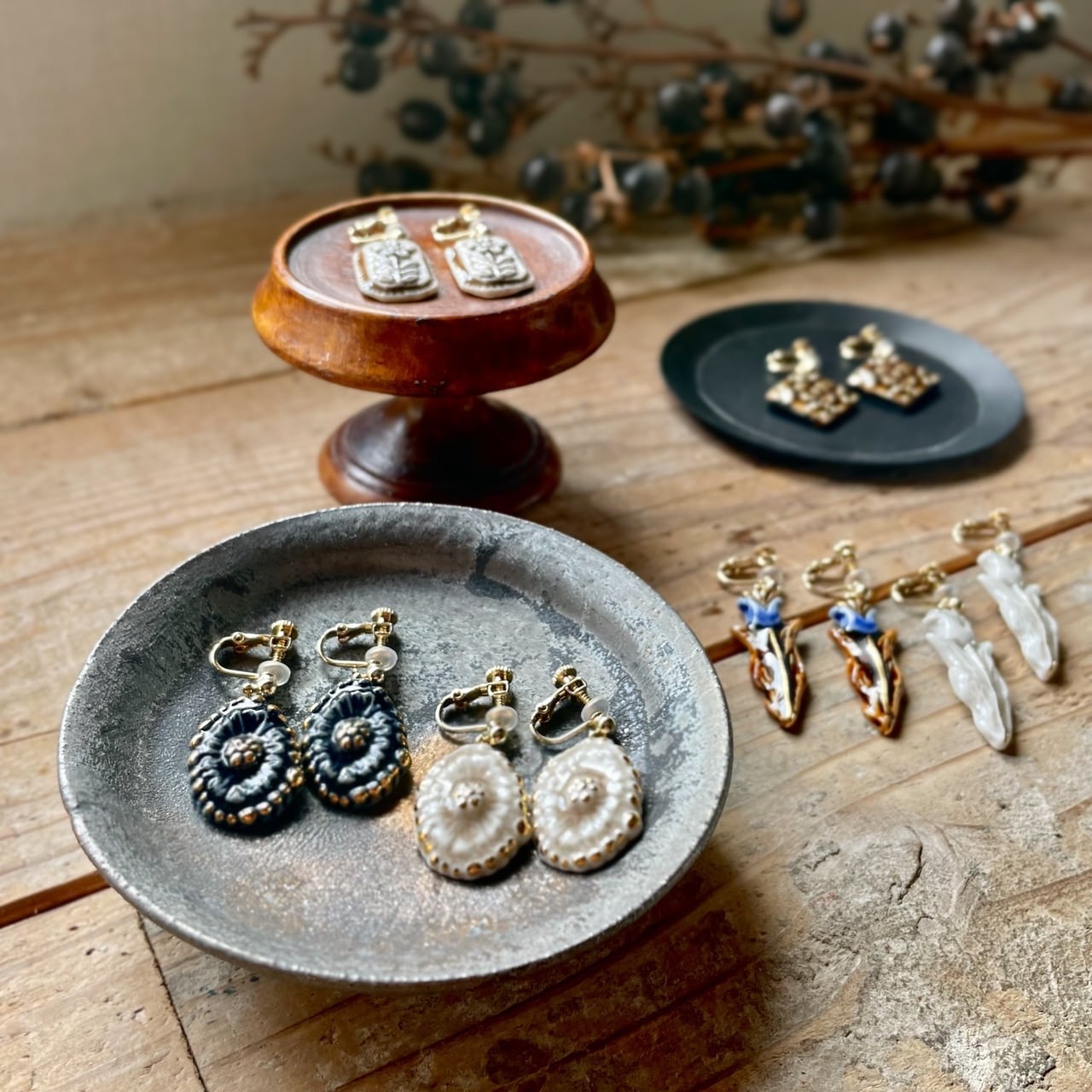 しずくの花 レトロイヤリング／ピアス ホワイト／ブルー ののむら