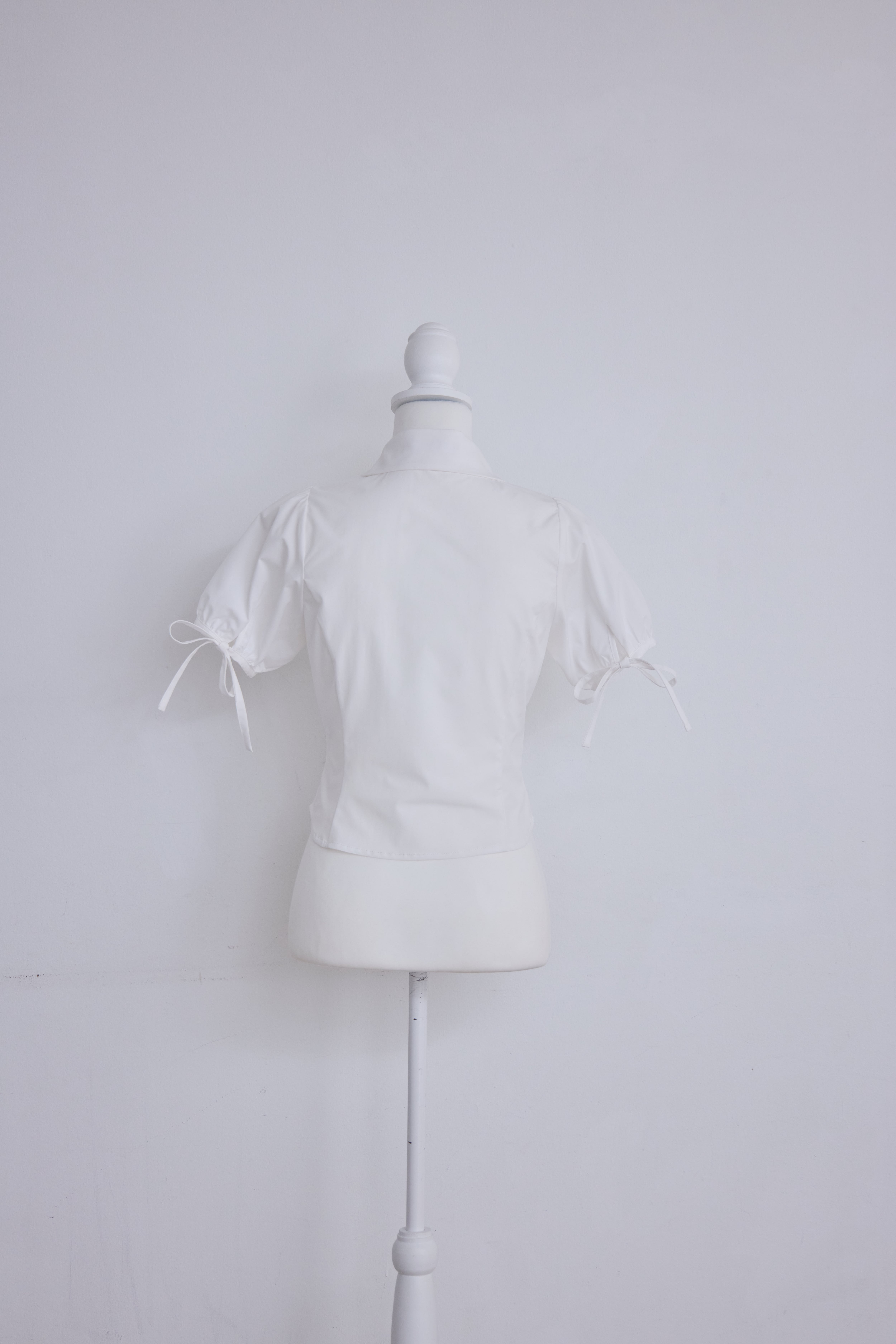 puff sleeve ribbon blouse(white） | Désir et Raison