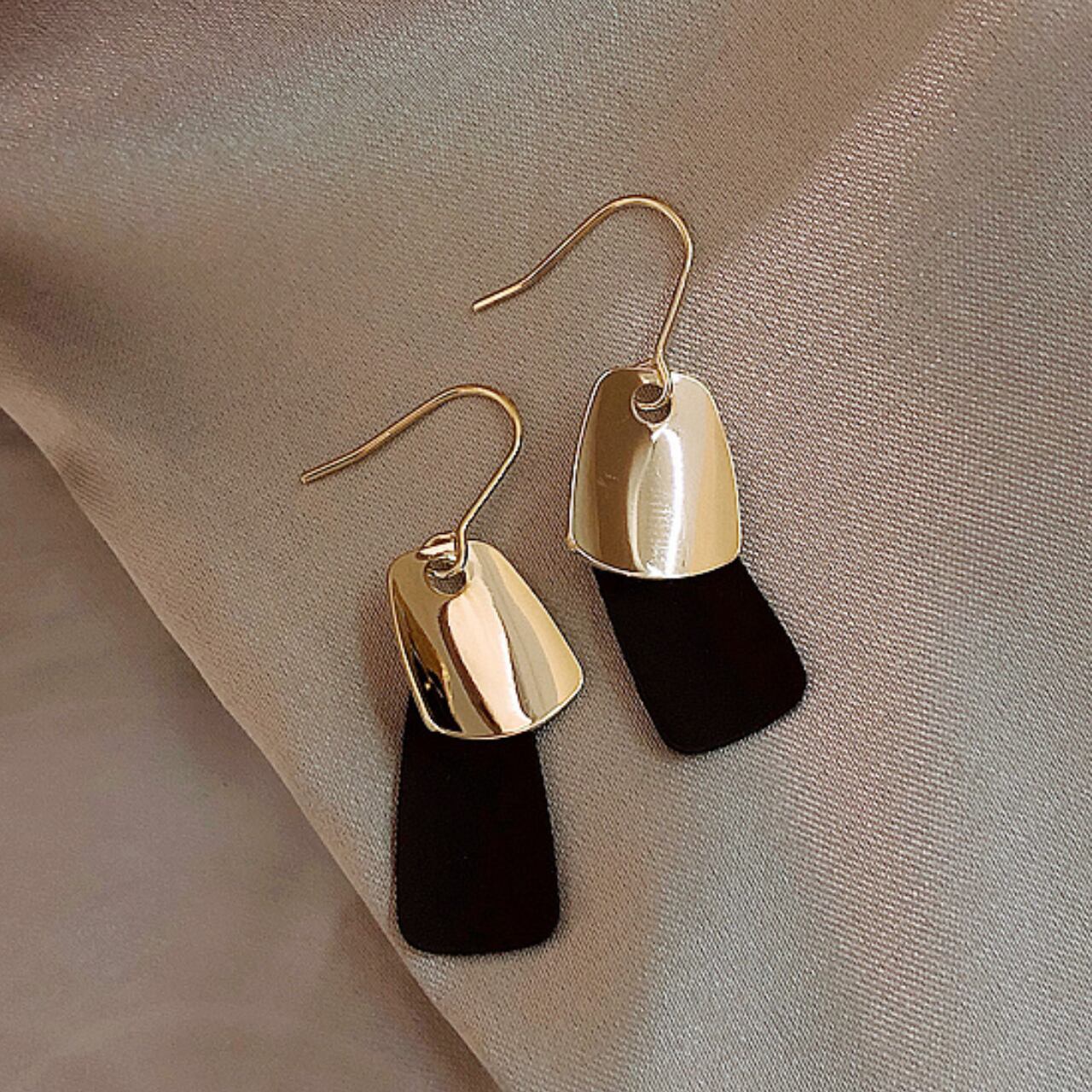 Geometric Hook Drop Pierce L00473