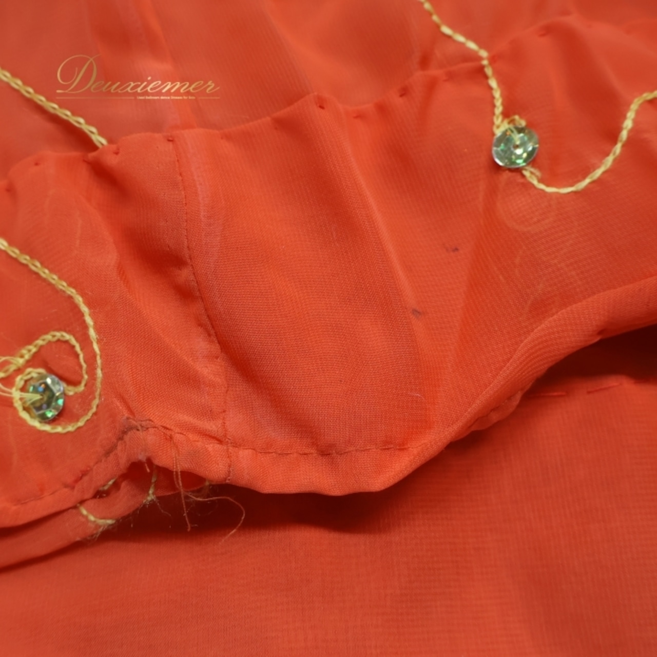 ベリーダンス 衣装 ハリージドレス オレンジ系 スパンコール ビーズ 橙 黄 金 ガラベーヤ ワンピース ドレス 爽やか 羽織り 民族舞踏 ダンス衣装 刺繍 ステージ衣装 華やか 鮮やか 豪華 装飾 明るい 透け感 ゴールド系 イエロー系